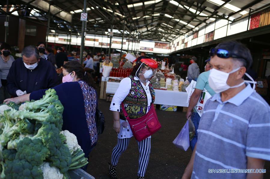 CHILLAN, 22 abril, 2020 (Xinhua) -- Una mujer porta una mascarilla y una careta como medida preventiva contra la enfermedad causada por el nuevo coronavirus (COVID-19), mientras camina en un mercado, en Chillán, en la región de ?uble, Chile, el 22 de abril de 2020. El Ministerio de Salud de Chile confirmó el miércoles la cifra de 11.296 personas contagiadas con la COVID-19 en todo el país sudamericano y 160 muertes. (Xinhua/Str) 