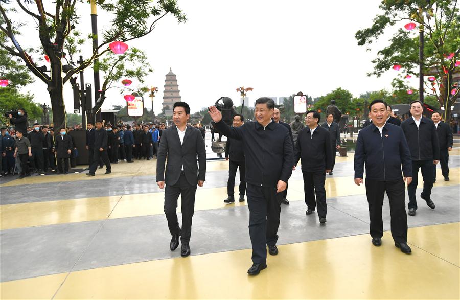 XI'AN, 22 abril, 2020 (Xinhua) -- El presidente chino, Xi Jinping, también secretario general del Comité Central del Partido Comunista de China y presidente de la Comisión Militar Central, visita una calle comercial en Xi'an, capital de la provincia de Shaanxi, en el noroeste de China, el 22 de abril de 2020. Xi inspeccionó el miércoles la ciudad de Xi'an durante su viaje a la provincia de Shaanxi, en el noroeste de China. (Xinhua/Xie Huanchi)