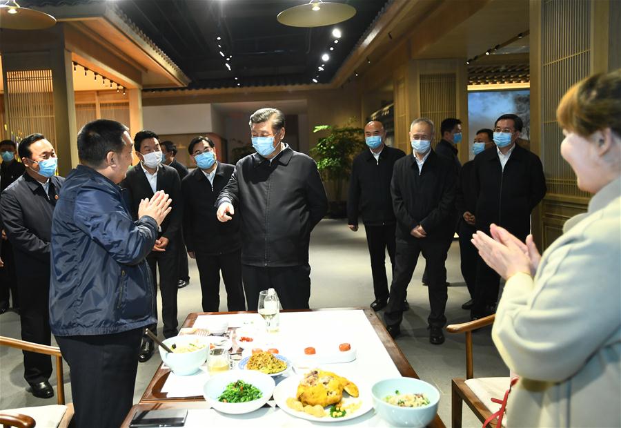 XI'AN, 22 abril, 2020 (Xinhua) -- El presidente chino, Xi Jinping, también secretario general del Comité Central del Partido Comunista de China y presidente de la Comisión Militar Central, visita una calle comercial en Xi'an, capital de la provincia de Shaanxi, en el noroeste de China, el 22 de abril de 2020. Xi inspeccionó el miércoles la ciudad de Xi'an durante su viaje a la provincia de Shaanxi, en el noroeste de China. (Xinhua/Xie Huanchi)