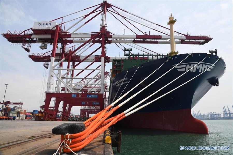 Imagen del 26 de abril de 2020 del buque HMM Algeciras, atracado en el puerto de Qingdao, en Qingdao, provincia de Shandong, en el este de China. El HMM Algeciras, el buque portacontenedores más grande del mundo con una capacidad de 24.000 TEU (unidad equivalente a 20 pies), comenzó el domingo su primer viaje desde el puerto de Qingdao. (Xinhua/Li Ziheng)