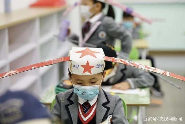 Los alumnos de una escuela primaria de Hangzhou vuelven a las aulas con "sombreros de un metro"