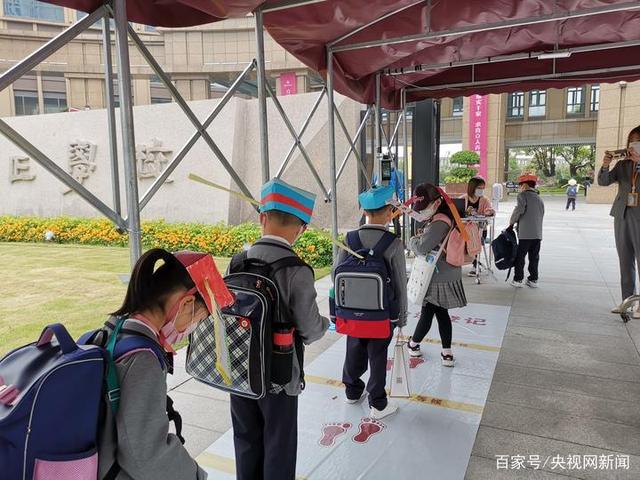 Los alumnos de una escuela primaria de Hangzhou vuelven a las aulas con "sombreros de un metro"