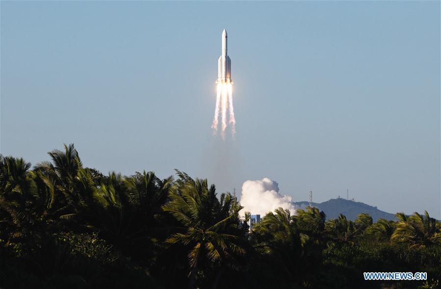 El nuevo cohete portador Gran Marcha-5B de China despega desde el Centro de Lanzamiento Espacial de Wenchang, en la provincia de Hainan, en el sur de China, el 5 de mayo de 2020. El cohete portador Gran Marcha-5B de China realizó el martes su vuelo inaugural, transportando al espacio la versión de prueba de la nueva generación de nave espacial tripulada del país y una cápsula de prueba que más adelante será usada para traer carga de vuelta a la Tierra. (Xinhua/Guo Cheng)