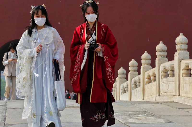 Los turistas visitan el Museo del Palacio en Beijing, el 1 de mayo de 2020. [Foto de Jiang Dong / China Daily]