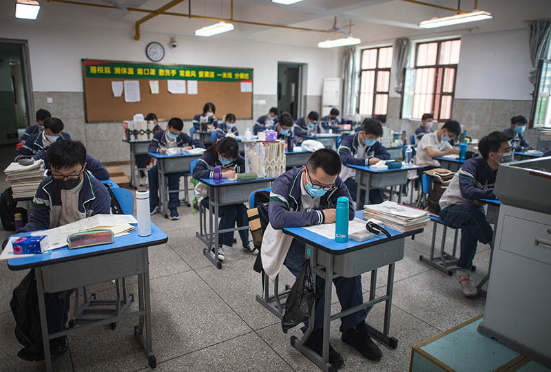 La foto, tomada el 6 de mayo de 2020, muestra a estudiantes de último a?o en una sala de clases de la Escuela Secundaria No.6 de Wuhan, capital de la provincia central china de Hubei. (Xinhua/Xiao Yijiu)