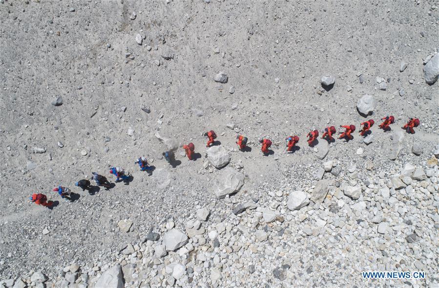 Vista aérea del 2 de mayo de 2020 de Xue Qiangqiang y sus compa?eros de equipo partiendo del campamento base del Monte Qomolangma, en la región autónoma del Tíbet, en el suroeste de China. Esta es la primera vez que Xue Qiangqiang, de 37 a?os, asciende al Monte Qomolangma, el pico más alto del mundo. El es miembro de un equipo chino que volverá a medir la altura de la monta?a en mayo. (Xinhua/Sun Fei)