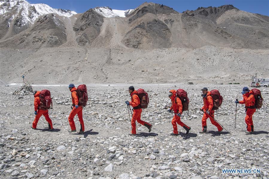 Topógrafos chinos volverán a medir la altura del Monte Qomolangma