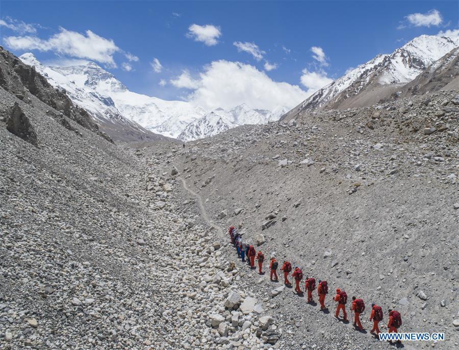 Topógrafos chinos volverán a medir la altura del Monte Qomolangma