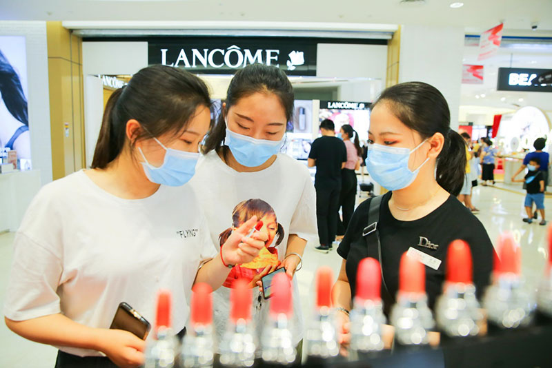 La gente compra en la tienda Duty Free de la Plaza Riyue en Haikou, provincia de Hainan, el 1 de mayo. (Foto: Zhang Mao/ vip.people.com.cn)