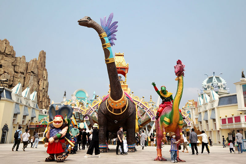 Los turistas visitan el parque de dinosaurios de China en Changzhou, provincia de Jiangsu, el 2 de mayo. (Foto: Wang Qimin/ vip.people.com.cn)