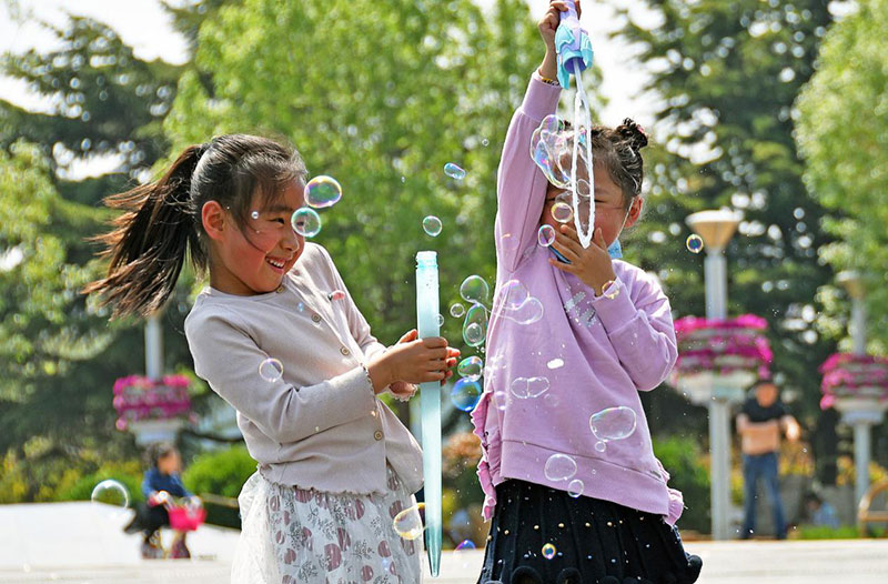 Los ni?os juegan en la plaza Yinyue, distrito Fushan, ciudad de Yantai, provincia de Shandong, el 1 de mayo. (Foto: Sun Wentan/ vip.people.com.cn)