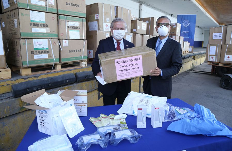 Imagen cedida por el Ministerio de Salud de Chile, del ministro de Salud chileno, Jaime Ma?alich (i) y el embajador de China en Chile, Xu Bu (d), participando en una ceremonia de entrega de elementos de protección personal para trabajadores de salud chilenos, donados por parte del gobierno chino, en Santiago de Chile, el 21 de abril de 2020. (Xinhua/Ministerio de Salud de Chile)