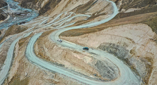 Varios doctores del departamento de exámenes médicos del hospital del municipio de Xihxu conducen por una carretera sinuosa hacia una aldea remota en el condado Yecheng, región autónoma Uygur de Xinjiang, el 2 de mayo. [Foto / Xinhua]