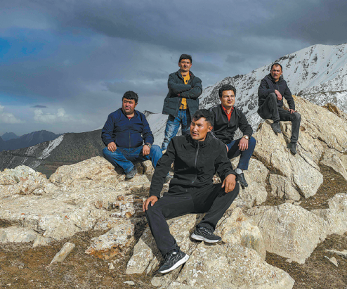 Los trabajadores médicos del hospital del municipio de Xihxu posan para una foto en grupo después de conducir por una carretera de monta?a nevada, el 2 de mayo. [Foto / Xinhua]