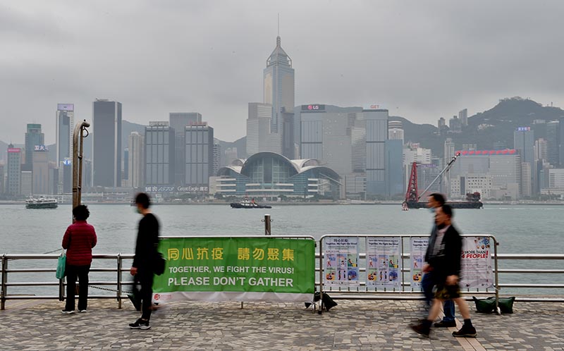 Un afiche que pide al público que evite las reuniones para luchar contra el nuevo coronavirus es visto en Hong Kong, en el sur de China, el 11 de abril de 2020. (Xinhua/Lo Ping Fai) (Xinhua/Lo Ping Fai)