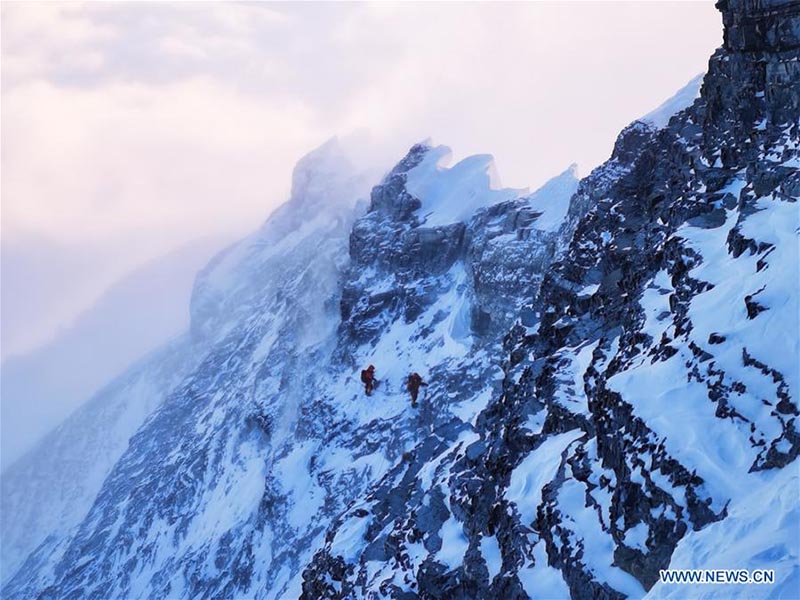 Los guías de monta?ismo chinos trabajan en una ruta a la cumbre del Monte Qomolangma, el 26 de mayo de 2020. [Foto / Xinhua]