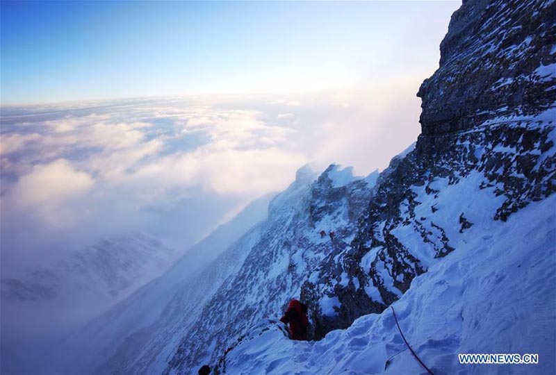 Los guías de monta?ismo chinos trabajan en una ruta a la cumbre del Monte Qomolangma, el 26 de mayo de 2020. [Foto / Xinhua]