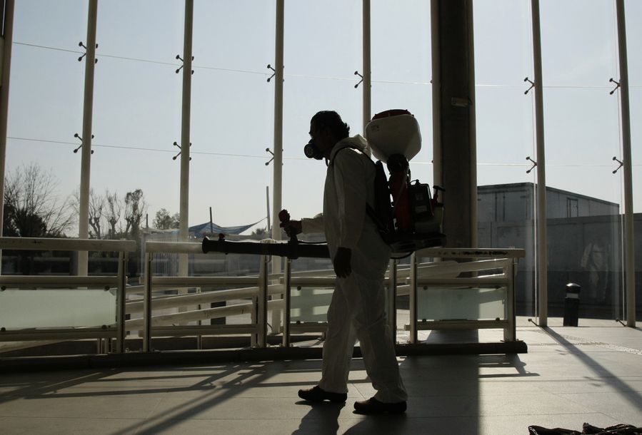 Un empleado desinfecta una estación de transporte público, en León, estado de Guanajuato, México, el 18 de mayo de 2020. (Xinhua/Mario Armas)