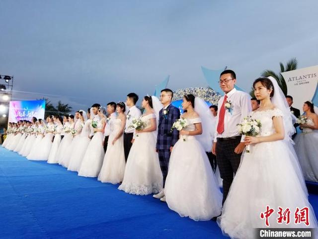 Ceremonia nupcial en honor a 100 parejas de todo el país que postergaron la fecha de su boda para unirse a la lucha contra el COVID-19, en Sanya, provincia de Hainan, 6 de junio del 2020. [Foto: Chinanews.com]