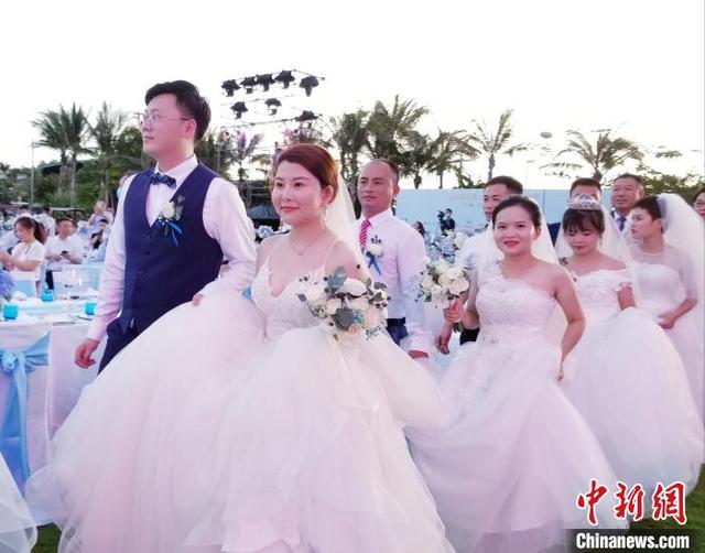 Ceremonia nupcial en honor a 100 parejas de todo el país que postergaron la fecha de su boda para unirse a la lucha contra el COVID-19, en Sanya, provincia de Hainan, 6 de junio del 2020. [Foto: Chinanews.com]