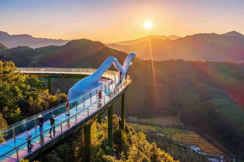 Una vista del puente de 99 metros de largo sostenido por una enorme "mano de Buda" en el área Escénica del Río Xinghe de Guxi, provincia de Fujian. [Foto proporcionada a chinadaily.com.cn]