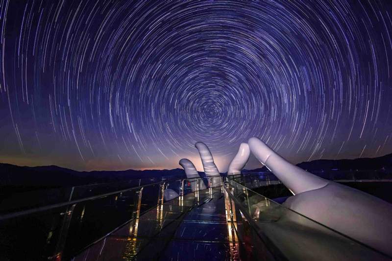 Una vista del puente de 99 metros de largo sostenido por una enorme "mano de Buda" en el área Escénica del Río Xinghe de Guxi, provincia de Fujian. [Foto proporcionada a chinadaily.com.cn]