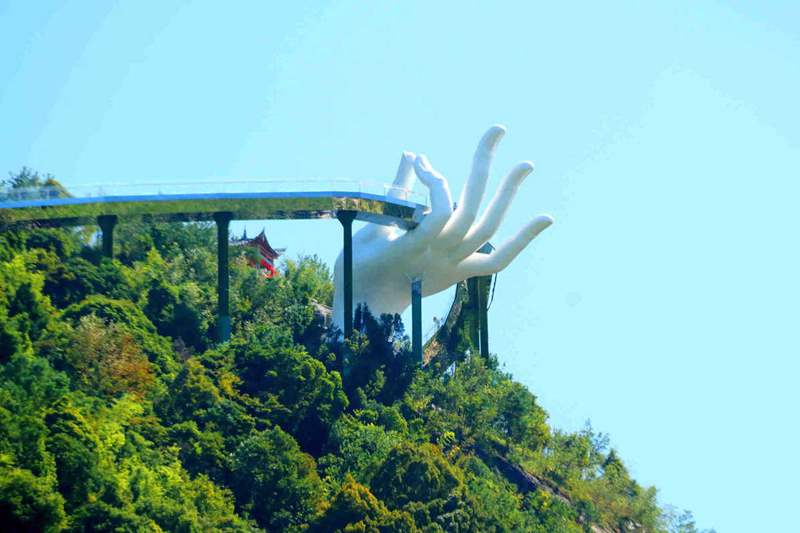 Una vista del puente de 99 metros de largo sostenido por una enorme "mano de Buda" en el área Escénica del Río Xinghe de Guxi, provincia de Fujian. [Foto proporcionada a chinadaily.com.cn]