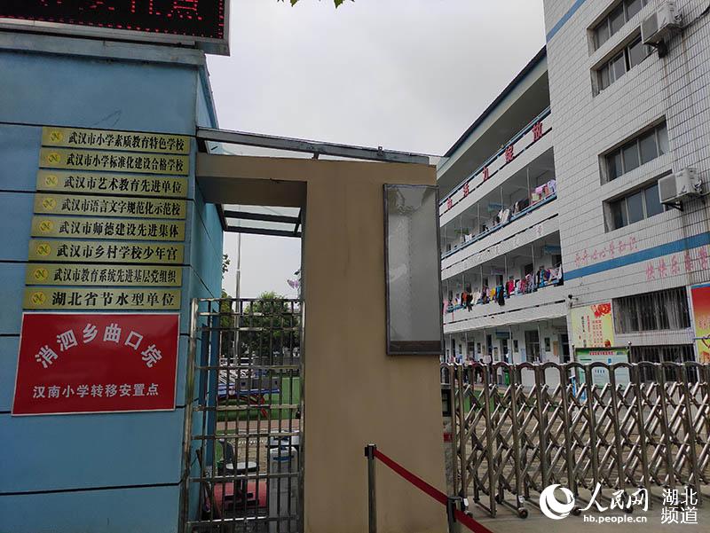 En el centro de reubicación, que antes era un tranquilo campus escolar, los residentes pueden relajarse y pasar tiempo juntos. (Foto: Guo Tingting)