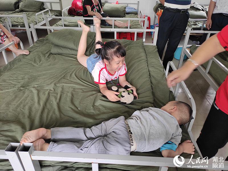 Los ni?os se mantienen a salvo de las severas inundaciones en un centro de reubicación en Wuhan, provincia de Hubei. (Foto: Guo Tingting)