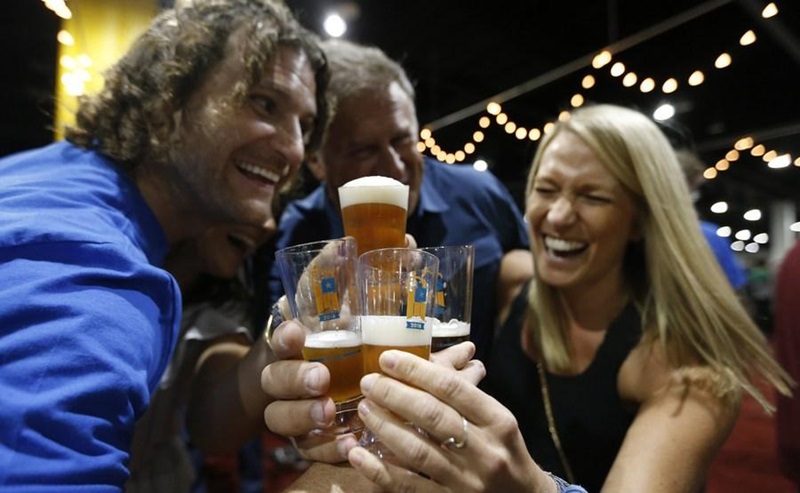 La gente asiste al Great American Beer Festival (GABF) de 2018 en Denver, Estados Unidos, el 21 de septiembre de 2018. (Xinhua / Li Ying)