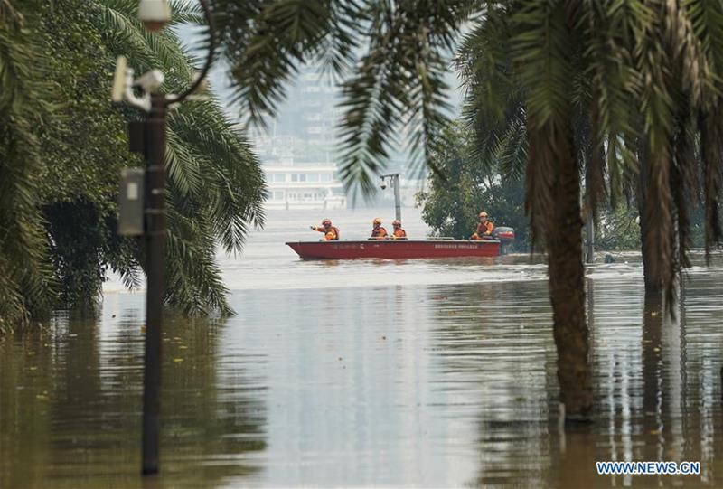 Rescatistas patrullan una carretera inundada en el distrito de Nan'an del municipio de Chongqing el 20 de agosto de 2020. [Foto: Xinhua]