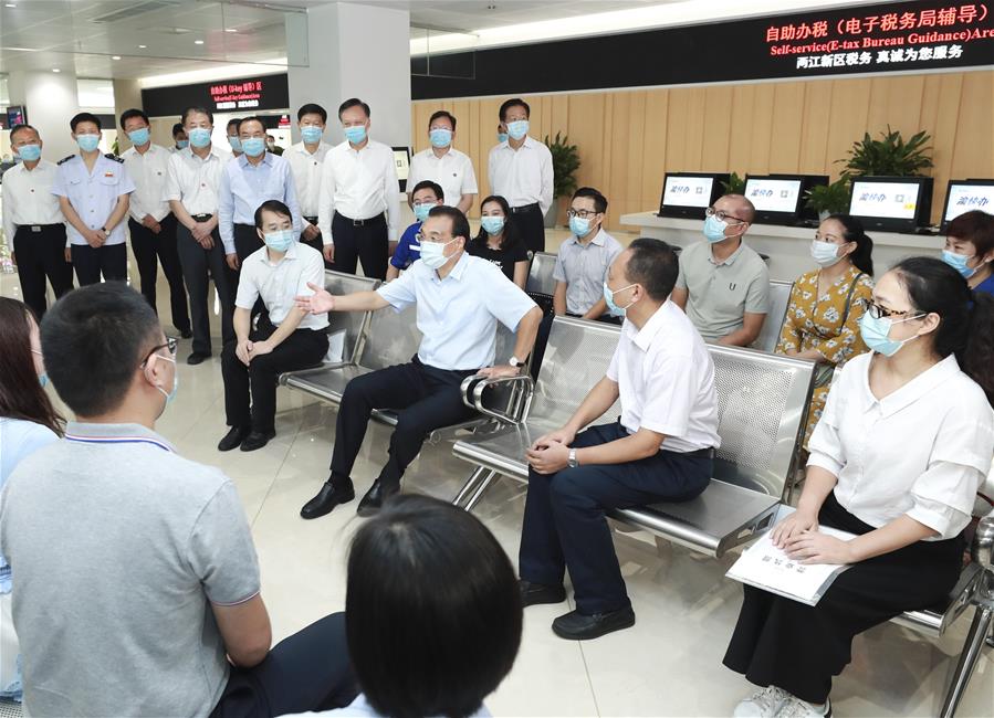  El primer ministro chino, Li Keqiang, también miembro del Comité Permanente del Buró Político del Comité Central del Partido Comunista de China, visita un salón de asuntos gubernamentales en la Nueva Area de Liangjiang en la municipalidad de Chongqing, en el suroeste de China, el 21 de agosto de 2020. Li realizó una gira de inspección a la municipalidad de Chongqing, afectada por las inundaciones, en el suroeste de China. (Xinhua/Pang Xinglei)