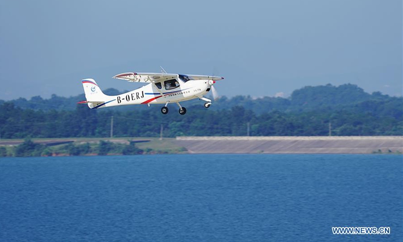 Un avión deportivo-ligero Lingyan AG50 durante su vuelo inaugural en Jingmen, provincia de Hubei, en el centro de China, el 26 de agosto de 2020. El avión deportivo-ligero de nueva generación de China Lingyan AG50 completó su vuelo inaugural el miércoles por la ma?ana en Hubei, según su desarrollador, la Corporación de la Industria de la Aviación de China dijo. (Xinhua)