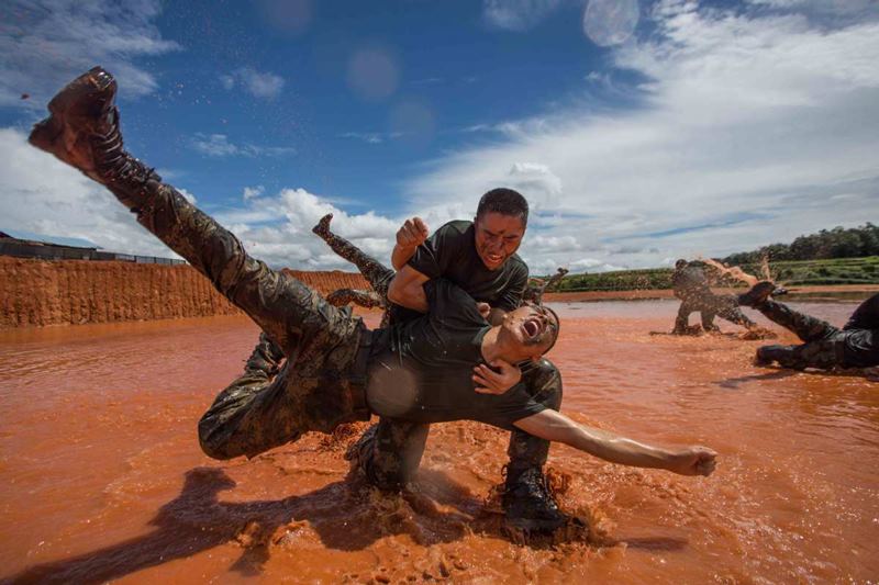 Los oficiales entrenan en un río diversas habilidades de combate. 