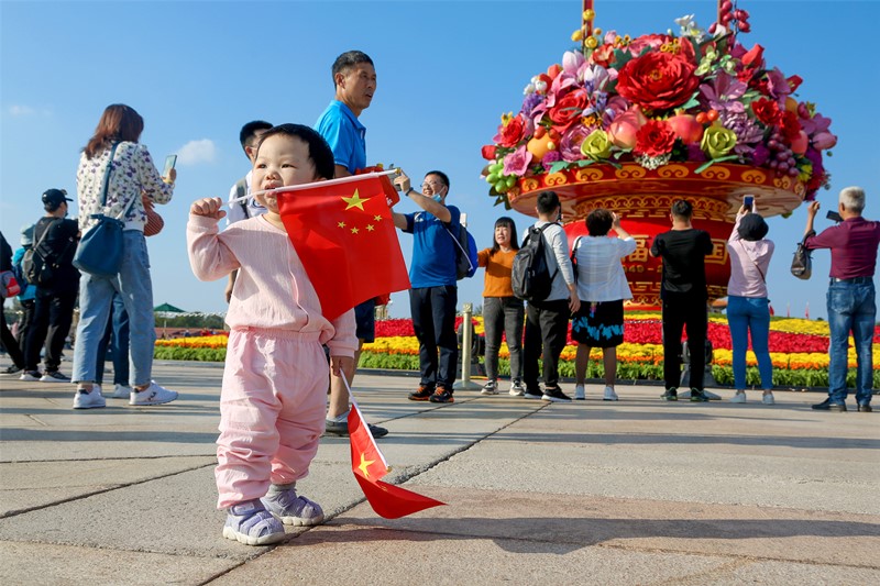 La decoración central en la celebración del Día Nacional de China es una canasta de 18 metros de altura que reúne flores de todo el país y frutas consideradas auspiciosas. La pieza se terminó este viernes por la ma?ana. Plaza Tian'anmen de Beijing, 25 de septiembre del 2020. [Foto: Oficina del Ornato Público de Beijing]