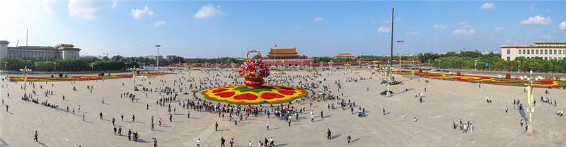 La decoración central en la celebración del Día Nacional de China es una canasta de 18 metros de altura que reúne flores de todo el país y frutas consideradas auspiciosas. La pieza se terminó este viernes por la ma?ana. Plaza Tian'anmen de Beijing, 25 de septiembre del 2020. [Foto: Oficina del Ornato Público de Beijing]