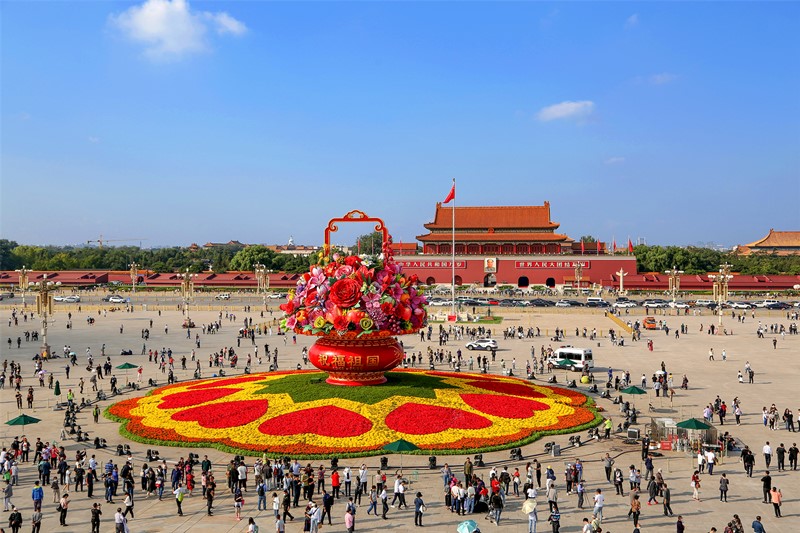 La decoración central en la celebración del Día Nacional de China es una canasta de 18 metros de altura que reúne flores de todo el país y frutas consideradas auspiciosas. La pieza se terminó este viernes por la ma?ana. Plaza Tian'anmen de Beijing, 25 de septiembre del 2020. [Foto: Oficina del Ornato Público de Beijing]