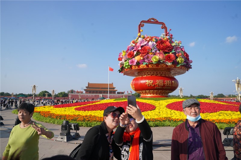 La decoración central en la celebración del Día Nacional de China es una canasta de 18 metros de altura que reúne flores de todo el país y frutas consideradas auspiciosas. La pieza se terminó este viernes por la ma?ana. Plaza Tian'anmen de Beijing, 25 de septiembre del 2020. [Foto: Oficina del Ornato Público de Beijing]