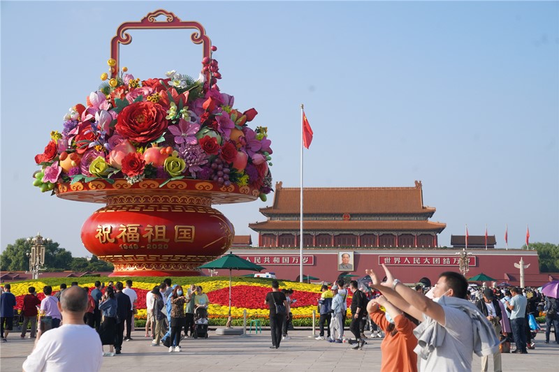 La decoración central en la celebración del Día Nacional de China es una canasta de 18 metros de altura que reúne flores de todo el país y frutas consideradas auspiciosas. La pieza se terminó este viernes por la ma?ana. Plaza Tian'anmen de Beijing, 25 de septiembre del 2020. [Foto: Oficina del Ornato Público de Beijing]