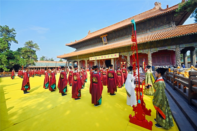 Las ceremonias del lunes conmemoran el nacimiento de Confucio en Qufu, provincia de Shandong, hogar del gran pensador chino. [Fotos de Liu Xiangqing y Yang Guoqing / para chinadaily.com.cn]