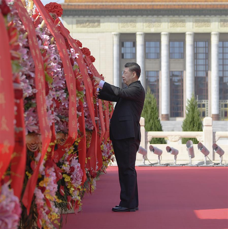 Xi Jinping acomoda las cintas rojas de las ofrendas florales durante una ceremonia para entregar ofrendas florales a los héroes nacionales fallecidos, en la Plaza de Tian'anmen en Beijing, capital de China, el 30 de septiembre de 2020. Xi y otros líderes del Partido Comunista de China y del Estado incluyendo a Li Keqiang, Li Zhanshu, Wang Yang, Wang Huning, Zhao Leji, Han Zheng y Wang Qishan junto con representantes de todos los ámbitos de la vida asistieron a la ceremonia para conmemorar el Día de los Mártires el miércoles por la ma?ana. (Xinhua/Shen Hong)