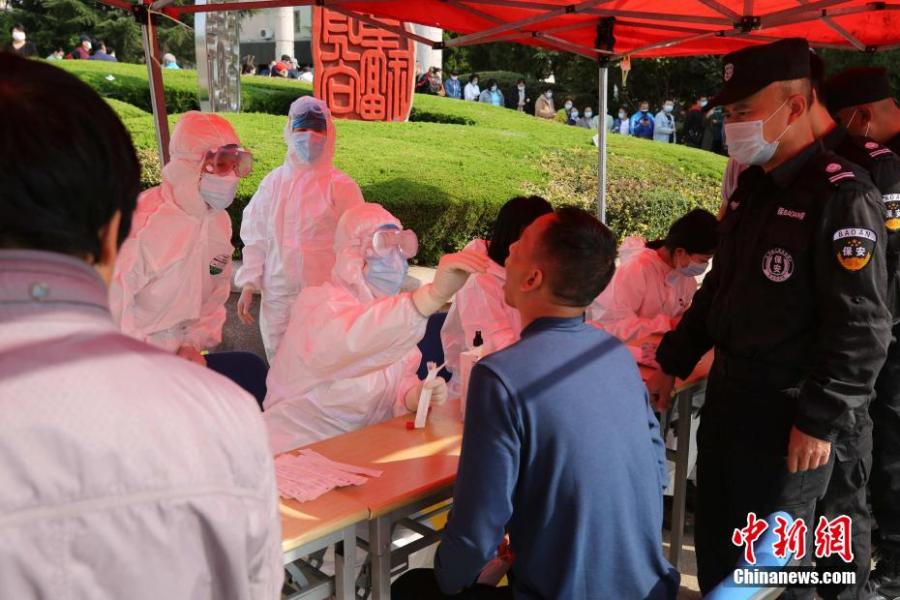 La ciudad china de Qingdao está realizando pruebas de COVID-19 a toda su población durante un período de cinco días. El cribado masivo se produce después de la confirmación de una decena de casos relacionados con un hospital que trataba a pacientes con COVID-19 que llegaban del extranjero. (Foto: Servicio de Noticias de China / Hu Yaojie)