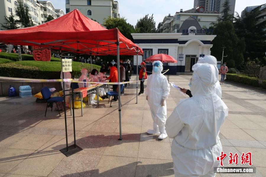 La ciudad china de Qingdao está realizando pruebas de COVID-19 a toda su población durante un período de cinco días. El cribado masivo se produce después de la confirmación de una decena de casos relacionados con un hospital que trataba a pacientes con COVID-19 que llegaban del extranjero. (Foto: Servicio de Noticias de China / Hu Yaojie)