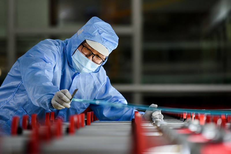 Un hombre trabaja en la línea de producción de un fabricante de vidrio en Jingzhou, provincia central de Hubei, 14 de septiembre del 2020. (Foto: Pueblo en Línea/ Huang Zhigang)