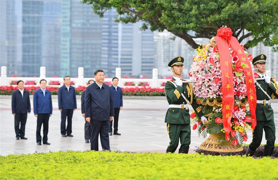 SHENZHEN, 14 octubre, 2020 (Xinhua) -- El presidente chino, Xi Jinping, también secretario general del Comité Central del Partido Comunista de China y presidente de la Comisión Militar Central, coloca una cesta floral en la estatua del camarada Deng Xiaoping, ubicada en el parque Lianhuashan, en Shenzhen, provincia de Guangdong, en el sur de China, el 14 de octubre de 2020. Xi asistió el miércoles a una gran celebración con motivo del 40o aniversario del establecimiento de la Zona Económica Especial de Shenzhen y pronunció un discurso importante. (Xinhua/Li Xiang)