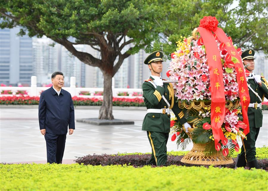 SHENZHEN, 14 octubre, 2020 (Xinhua) -- El presidente chino, Xi Jinping, también secretario general del Comité Central del Partido Comunista de China y presidente de la Comisión Militar Central, coloca una cesta floral en la estatua del camarada Deng Xiaoping, ubicada en el parque Lianhuashan, en Shenzhen, provincia de Guangdong, en el sur de China, el 14 de octubre de 2020. Xi asistió el miércoles a una gran celebración con motivo del 40o aniversario del establecimiento de la Zona Económica Especial de Shenzhen y pronunció un discurso importante. (Xinhua/Li Xiang)