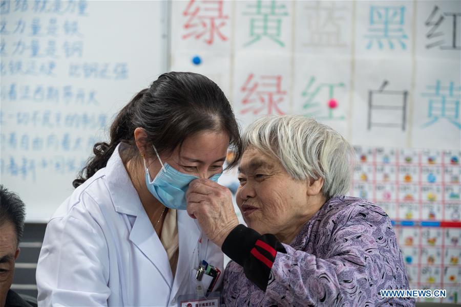 Una anciana dialoga con un  trabajador de la salud en la residencia geriátrica del Hospital Longhui-Weiyuan, condado de Longhui, provincia de Hunan, 12 de octubre del 2020. Para elevar la calidad de la atención al adulto mayor, la unidad geriátrica proporciona servicios de enfermería, rehabilitación, entretenimiento y alimentación. (Fotos: Xinhua)