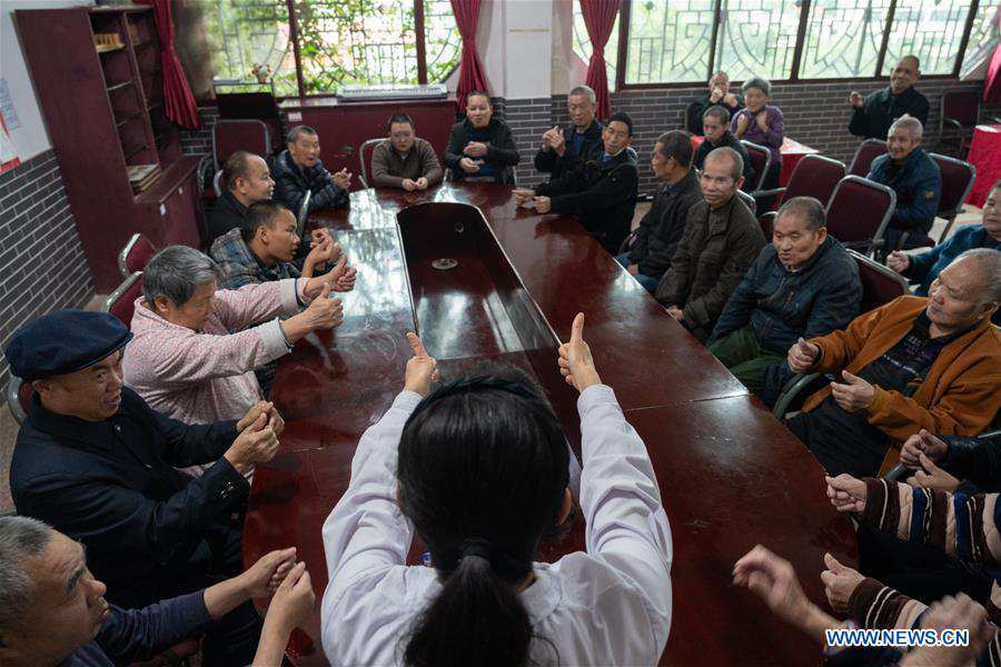 Ancianos con demencia senil aprenden a cantar en la residencia geriátrica del Hospital Longhui-Weiyuan, condado de Longhui, provincia de Hunan, 12 de octubre del 2020. Para elevar la calidad de la atención al adulto mayor, la unidad geriátrica proporciona servicios de enfermería, rehabilitación, entretenimiento y alimentación. (Fotos: Xinhua)