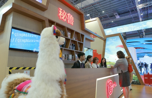 Una empresaria peruana exhibe productos de alpaca en la II Exposición Internacional de Importaciones de China, Shanghai, noviembre del 2019. [Foto: Xinhua]