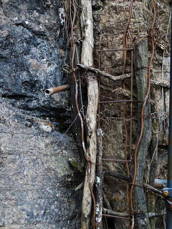 La foto muestra las escaleras de acero construidas para el "pueblo del acantilado". (Pueblo en Línea / Rao Guojun)